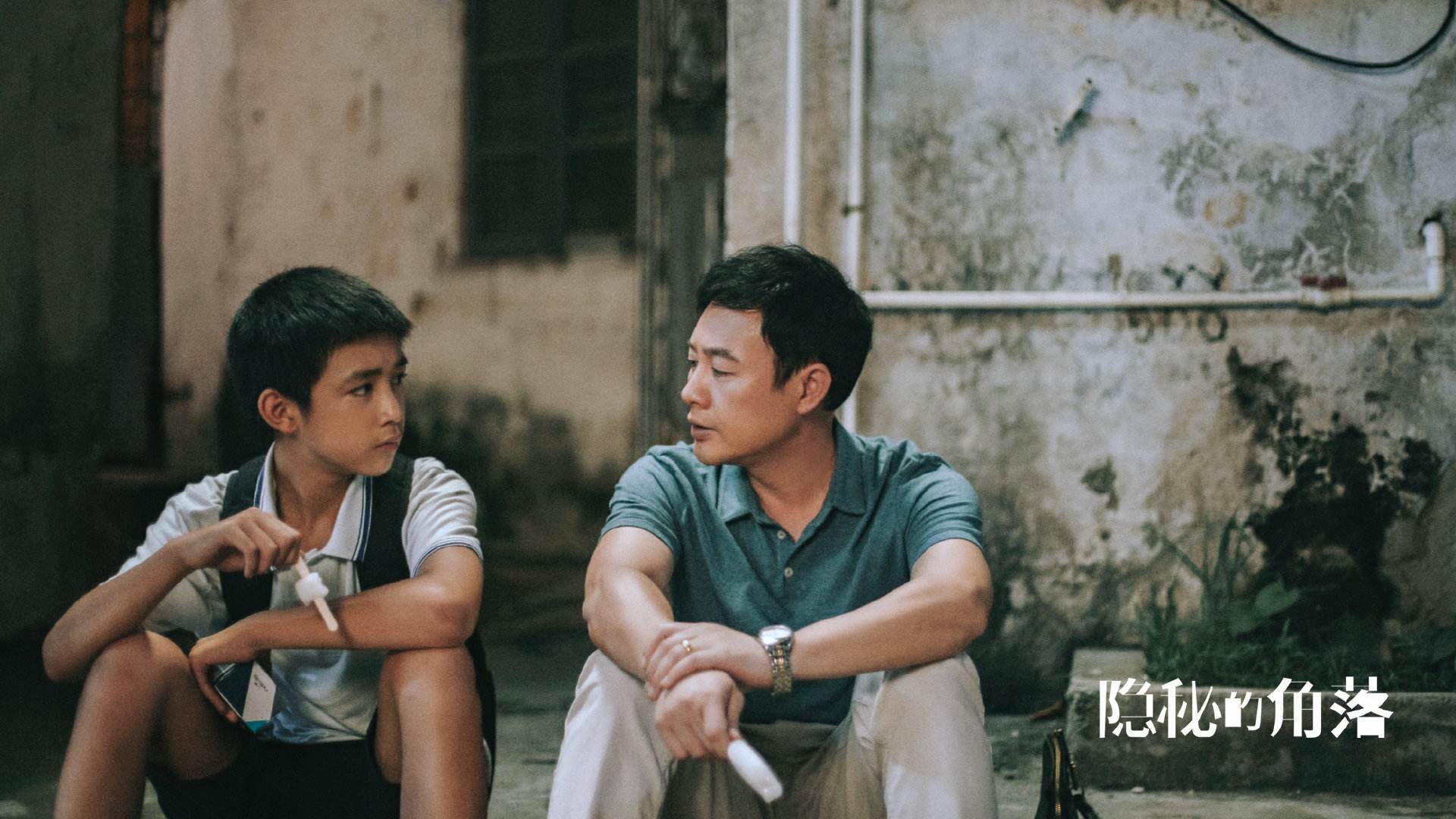 赛段冲刺:在终点线前的最后一秒突破,径赛终点线