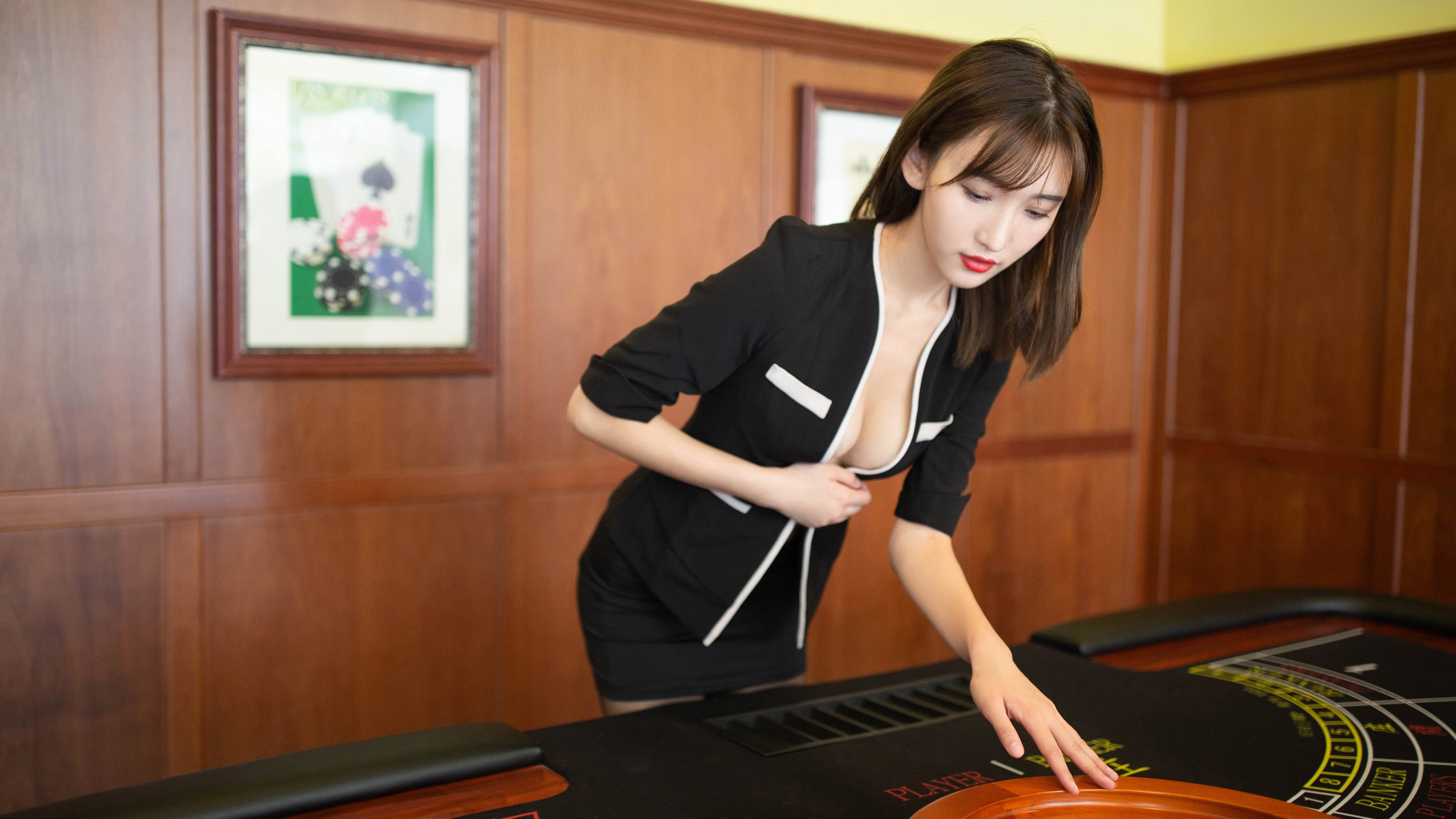 欧洲杯决胜瞬间:战术变革点燃全场!,欧洲杯决赛低调